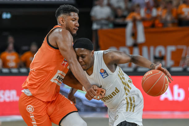 且在攻防两 且在攻防两